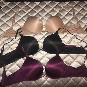 32B Victoria secret bombshell bras. Used 1x each